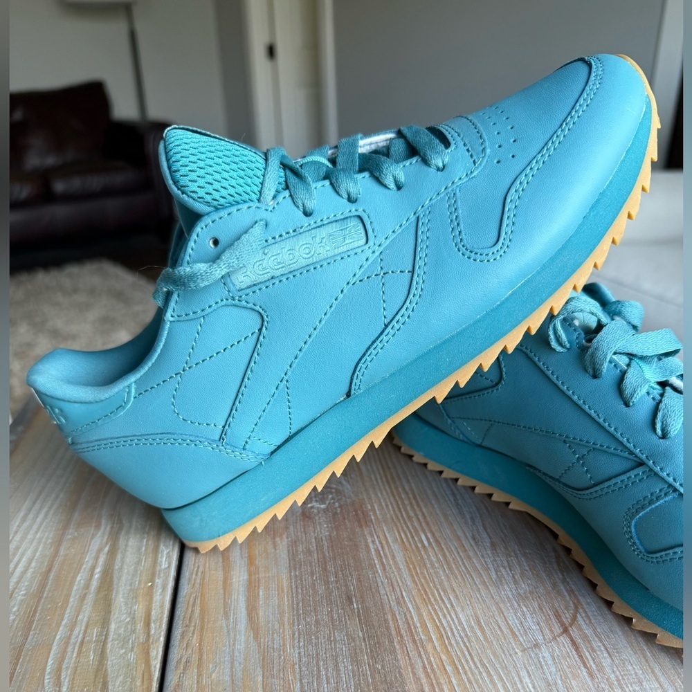 Reebok Classic SIZE 7 Blue Low Top Lace Sneakers With Retro Gum Sole - Picture 2 of 7